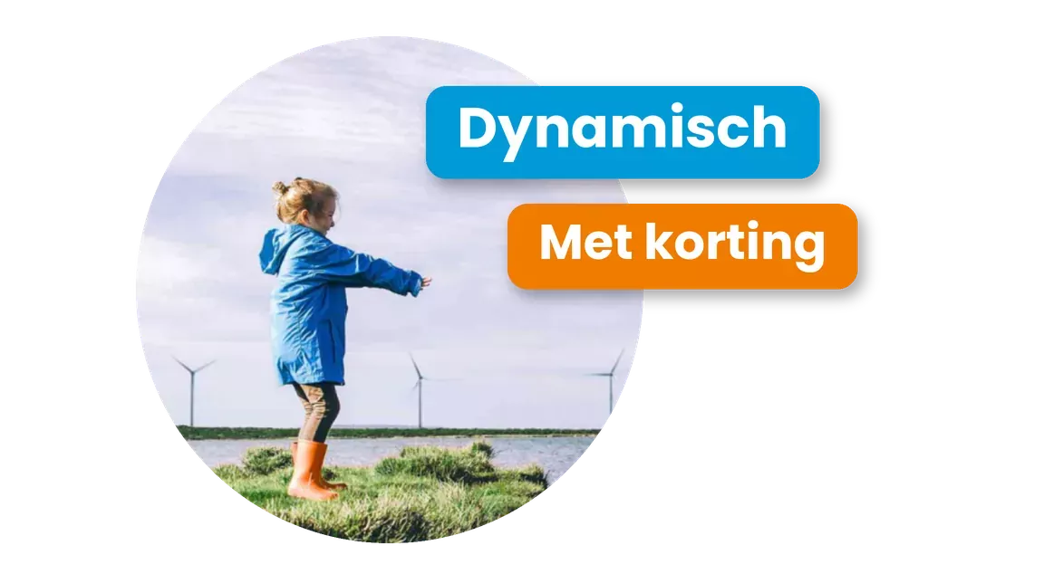 Kind in blauwe regenjas bij het water met windmolens op de achtergrond, met labels Dynamisch en Met korting