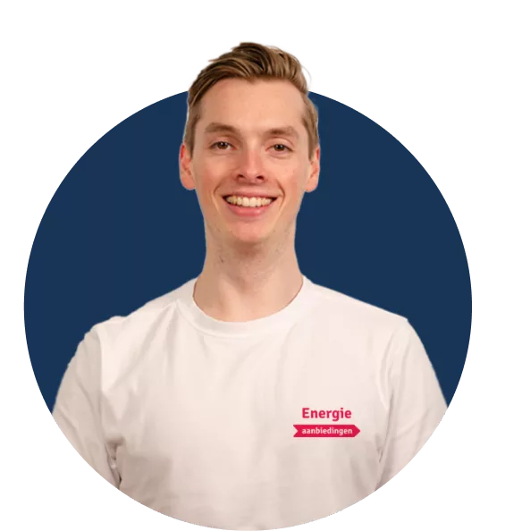 Lachende man met energie-aanbiedingen.com shirtje aan