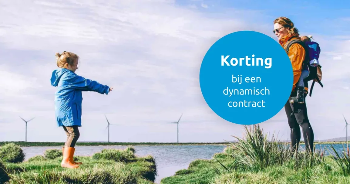 Kind in blauwe regenjas en moeder met draagzak aan het water bij windmolens, met label Korting bij een dynamisch contract